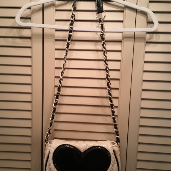 Betsy Johnson Black Heart Cream color crossbody bag. - Picture 6 of 6
